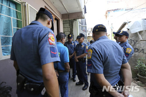 【마닐라=AP/뉴시스】필리핀 경찰 고위 관계가 22일 성명에서 전날 불라칸주(州) 8개 마을에서 마약 단속을 벌이는 경찰과 용의자들 간에 총격전이 벌어져 용의자 13명이 숨지고 109명을 체포했다고 밝혔다. 경찰이 지난 1월29일 마닐라에서 마약 단속 중 빈민가를 수색하고 있다. 2018.03.23 