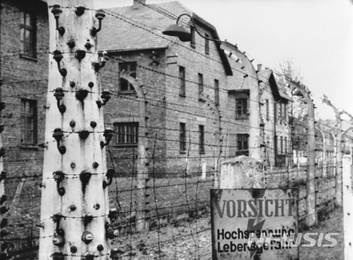 【바르샤바 =AP/뉴시스】 폴란드의 오슈비엥침 (아우슈비츠)에 있는 유대인 강제수용소의 1961년도 사진. 