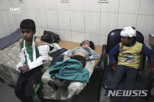 【동구타=AP/뉴시스】5일(현지시간) 시리아 반군 장악 지역인 동구타의 한 병원에서 공습으로 부상을 입은 어린이들이 치료를 받고 있다. 사진은 시리아 반군단체 '구타미디어센터' 제공. 2018.2.6.
