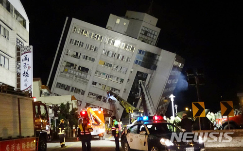 【화롄=AP/뉴시스】대만 동부 화롄에서 6일 밤 11시50분(현지시간) 께 규모 6.0 지진이 일어났다. 구조대가 출동해 지진으로 기울어진 고층 건물에 갇힌 사람들을 중장비로 구출하는 작업을 펼치고 있다. 2018.02.07 