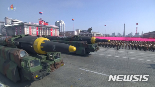 북한, 열병식서 신형 단거리 미사일 첫선...38노스 "현무 미사일과 유사'