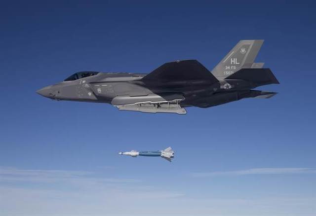 미국제 최신예 스텔스 전투기 F-35A가 폭탄 투하 훈련을 하고 있다. (미국 공군 홈페이지 캡처)
