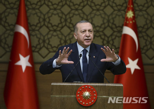 【앙카라( 터키) = AP/뉴시스】레제프 타이이프 에르도안 터키 대통령이 2월 8일 러시아, 이란과의 3자 정상회담에 대해 연설하고 있다. 터키 외무부는 유럽연합 의회의 터키 인권 보고서에 대해 "무효"라며 반발했다.    