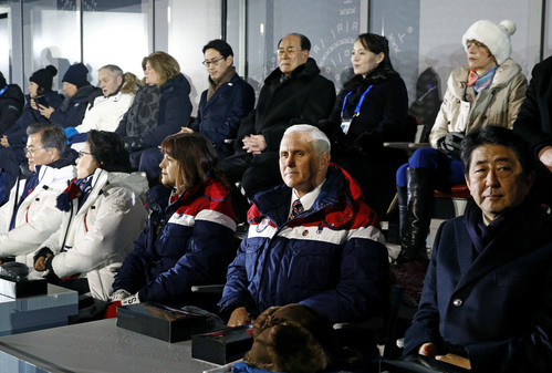 【평창=AP·뉴시스】지난 9일 평창동계올림픽 개회식에 참석한 마이크 펜스 미국 부통령(가운데)의 모습. (사진=뉴시스DB). 2018.02.09. 