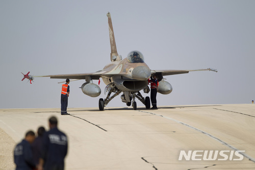 【에일럿(이스라엘)=AP/뉴시스】이스라엘 남부 에일럿 인근 오바다 공군기지에서 지난 2013년 11월25일 공군 정비요원들이 F-16 전투기 1대를 검사하고 있다. 이스라엘은 이날 시리아 내 방공포대와 이란이 설치한 군시설 등 모두 12곳에 대해 대규모 공습을 가했다. 2018.2.10