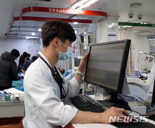 【서울=뉴시스】의사가 환자 진료 기록을 검토하고 있는 모습으로 사진은 기사와 관련 없음. (사진 = 뉴시스DB)