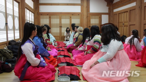 TaLK 원어민장학생 연수생들이 한국전통예절 교육을 받고 있다.