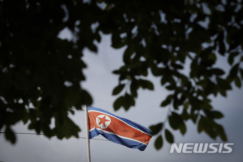 【쿠알라룸푸르(말레이시아)=AP/뉴시스】말레이시아 쿠알라룸푸르 주재 북한 대사관에 2017년 3월29일 북한 국기가 걸려 있다. 2018.2.13