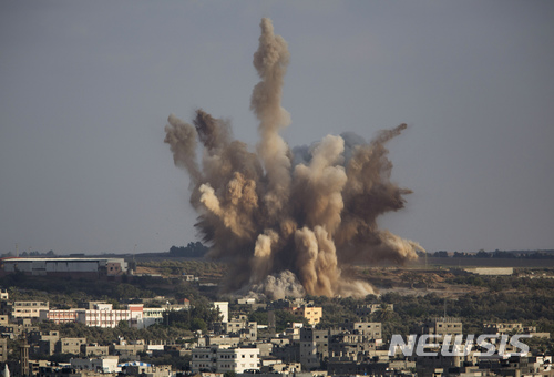 【가자 시티 = AP/뉴시스】 이스라엘 공군이 2014년 8월 9일 하마스와의 치열한 장기 전투 중 가자시티를 폭격하는 장면. 이스라엘은 국경에서 누구의 소행이든 공격을 받을 때마다 무조건 하마스에 보복을 하는 것을 관례로 하고 있다. 2018.2.19    