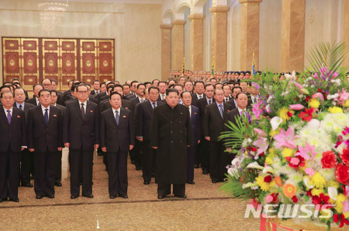 【서울=뉴시스】북한 김정은 국무위원회 위원장이 광명성절에 즈음하여 16일 0시 금수산태양궁전을 찾아 김정일 위원장에게 경의를 표했다며 노동신문이 16일자 1면에 사진과 함께 보도했다. 2018.02.16. (출처=노동신문) photo@newsis.com