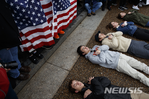 【워싱턴=AP/뉴시스】19일(현지시간) 미국 백악관 앞에서 학생들이 총기 규제 개혁을 촉구하는 시위를 진행하고 있다. 2018.2.20. 