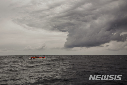 리비아 해상에서 난민 82명 구조.. 시신 6구 인양