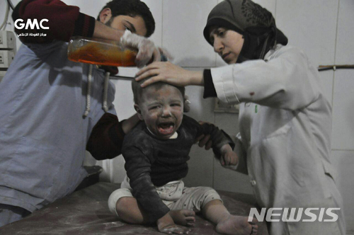【다마스쿠스=AP/뉴시스】21일(현지시간) 시리아 구타의 한 임시 병원에서 의료진이 공습으로 다친 어린이를 치료하고 있다. 사진은 시리아 반정부단체 구타미디어센터(HMC)가 제공했다. 2018.2.22. 