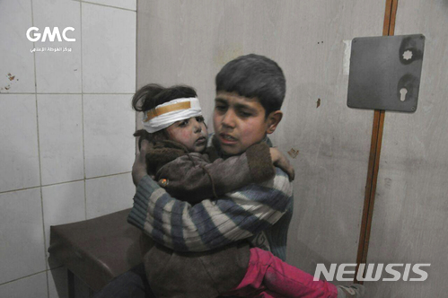 【구타=AP/뉴시스】21일(현지시간) 시리아 다마스쿠스 외곽의 간이 병원에서 정부군 공습으로 부상을 입은 어린이들이 서로를 끌어안고 있다. 2018.2.22. 