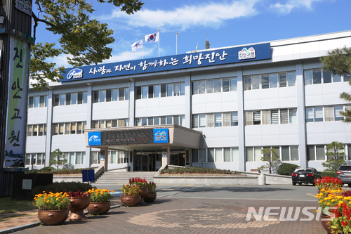 【진안=뉴시스】윤난슬 기자 = 진안군에 도시가스용 LNG(액화천연가스)가 공급되면서 주민들의 난방비 부담은 물론 기업 및 투자 유치에도 활기를 띨 것으로 기대된다. 진안군청 전경 모습. 2018.09.12.(사진= 진안군 제공) photo@newsis.com