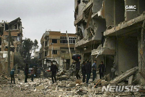 【다마스쿠스=AP/뉴시스】22일(현지시간) 시리아 다마스쿠스 외곽 구타 지역이 정부군 공습으로 처참하게 훼손돼 있다. 사진은 시리아 정부 단체 구타미디어센터(GMC)가 제공했다. 2018.2.23.