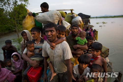 【팔롱칼리(방글라데시)=AP/뉴시스】미얀마의 로힝야 무슬림 난민들이 2017년 11월1일 강을 건너 이웃 방글라데시로 도피하고 있다. 월스트리트저널(WSJ)은 20일 미얀마 정부가 로힝야의 귀환을 막기 위해 방글라데시와의 국경을 강화하고 있다고 보도했다. 2018.03.21.