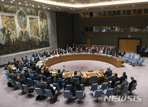 【유엔본부=AP/뉴시스】유엔 안보리가 24일 시리아 관련 결의안을 표결하고 있다. 안보리는 이날 시리아 전역에 지체없이 30일 간 휴전을 도입하고 인도주의적 지원을 제공하며 아프거나 부상한 수백만명을 대피시키도록 하는 결의안을 채택했다. 2018.2.25