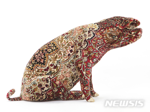 【서울=뉴시스】Wim Delvoye, Tabriz, 2010, Stuffed carpet pig, 95x37x58cm