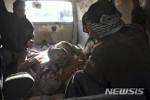 【AP/뉴시스】 시리아의 민간 구조대 화이트 헬멧이 제공한 2월 28일 동구타에서 발생한 공습 피해자들. 유엔의 30일간 정전결의안에도 불구하고 동구타 여러 지역에서는 잇따라 폭격과 전투가 계속돼 민간인 사상자가 나오고 있다.