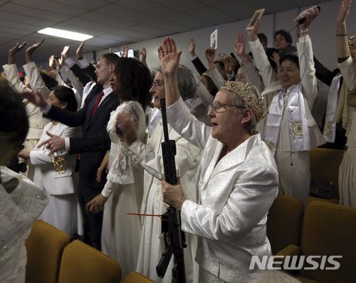 【뉴파운드랜드=AP/뉴시스】미국 펜실베이니아 주에 위치한 통일교 분파 '세계 평화 통일 안식처'World Peace and Unification Sanctuary) 교회에서 28일(현지시간) AR-15 소총을 지참한 합동 결혼식이 진행됐다.