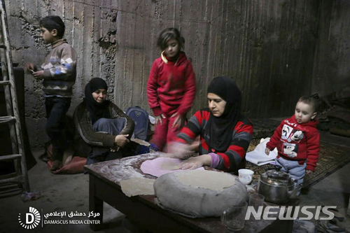 【구타=AP/뉴시스】2월 21일(현지시간) 시리아 동구타의 한 지하 대피소에서 한 여성이 아이들을 위해 음식을 만들고 있다. 사진은 시리아 반정부 단체 다마스쿠스미디어센터(DMC) 제공. 2018.3.5. 