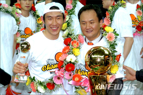 【서울=뉴시스】유재학 감독은 2006~2007시즌 모비스에서 처음으로 챔피언 반지를 얻었다. 왼쪽은 최우수선수 양동근. (사진 = KBL 제공)