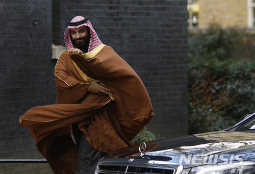 【런던=AP/뉴시스】사우디 아라비아의 무함마드 빈 살만 왕세자가 3월 7일 테리사 메이 영국 총리와 만나기 위해 런던 다우닝가 10번지의 영국 총리관저를 방문하고 있다. 2018.4.3.