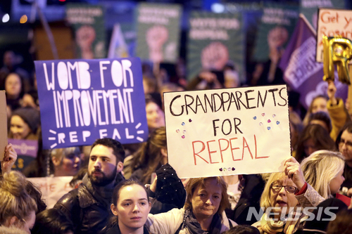 【더블린=AP/뉴시스】아일랜드에서 세계여성의날을 맞은 지난 8일(현지시간) 낙태금지 폐지를 주장하는 여성들이 시위에 나섰다. 아일랜드 의회는 낙태 금지를 뒷받침하는 수정헌법 제8조의 개헌을 국민투표에 부치는 법안을 마련했다. 2018.03.09