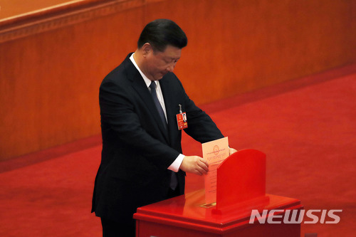 【베이징=AP/뉴시스】11일 오후 중국 베이징 인민대회당에서 열린 13기 전국인민대표대회(전인대) 전체회의에서 헌법 수정안 관련 표결이 진행되는 가운데 시진핑 국가주석이 투표하고 있다. 이날 국가주석 임기 제한을 폐지하는 헌법 수정안은 압도적인 표차로 통과됐다. 2018.03.11