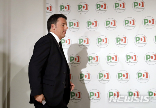 【로마=AP/뉴시스】 마테오 렌치 전 이탈리아 총리가 총선에서 참패한 책임을 지고 지난달 집권 민주당 대표 자리에서 공식적으로 물러났다. 2018.03.13