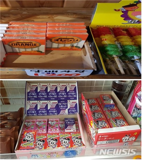 【서울=뉴시스】 = 수입과자점 매장에 진열된 담배모양 사탕. 