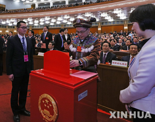 【베이징=신화/뉴시스】중국 베이징의 인민대회당에서 17일 열린 제13기 중국 전국인민대표대회(전인대) 1차 전체회의에서 한 대표가 중국 지도자 선출을 위한 투표를 하고 있다. 전인대는 이날 참석한 2970명 전원의 만장일치로 시진핑(習近平)을 중국 국가주석으로 재선출하는 한편 지난 13일 상정된 국무원 개편안을 통과시켰다. 2018.3.17