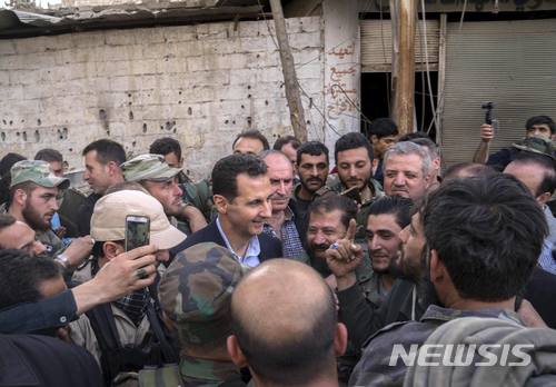 【동구타=AP/뉴시스】바샤르 알 아사드 시리아 대통령이 18일(현지시간) 정부군과 반군의 전투가 진행되고 있는 동구타를 방문해 정부군 부대를 격려하고 있다. 사진은 시리아 대통령실이 제공. 2018.3.19.