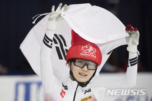 Choi Min-jeong, of South Korea, celebrates after becoming ISU women&#039;s world short-track speedskating champion in Montreal, Sunday, March 18, 2018. (Graham Hughes/The Canadian Press via AP)