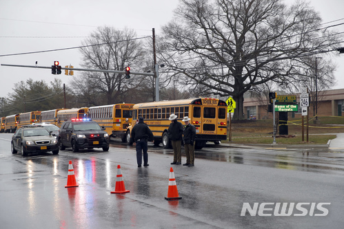 【그레이트밀스=AP/뉴시스】20일(현지시간) 미국 메릴랜드주 그레이트밀스 고등학교 부근에 경찰이 경계를 펼치고 있다. 이날 이 학교에서 발생한 총격 사건으로 용의자 1명이 숨지고 2명이 부상했다. 2018.03.21