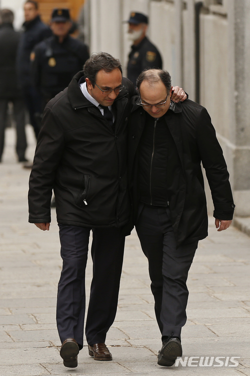 23일 카탈루냐 지방정부의 차기 수반 후보인 조르디 투룰 의원(오른쪽)이 옛 정부 각료와 함께 마드리드 대법원의 반란죄 기소 결정 여부가 발표되는 법정으로 걸어가고 있다. AP    
