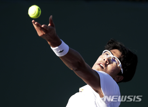 【마이애미=AP/뉴시스】 24일(한국시간) 미국 플로리다주 마이애미에서 열린 남자프로테니스(ATP) 투어 마이애미 오픈 단식 2회전에서 서브하는 정현의 모습. 