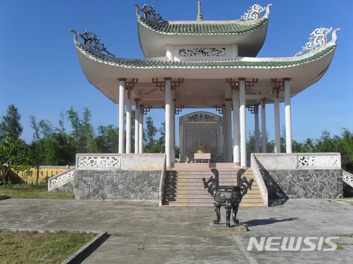 [스토리 칼럼]베트남 양민학살 위령비와 文대통령의 사과