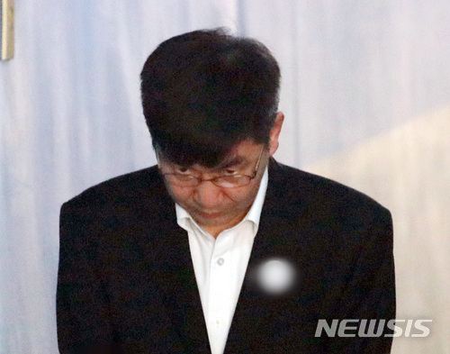 【서울=뉴시스】김진아 기자 = 이명박 전 대통령의 '곳간지기'로 알려진 이병모 청계재단 사무국장이 28일 오전 서울 서초구 서울중앙지법에서 ‘청계재단 배임·횡령' 혐의로 열린 1차 공판준비기일에 출석하고 있다. 2018.03.28.  bluesoda@newsis.com