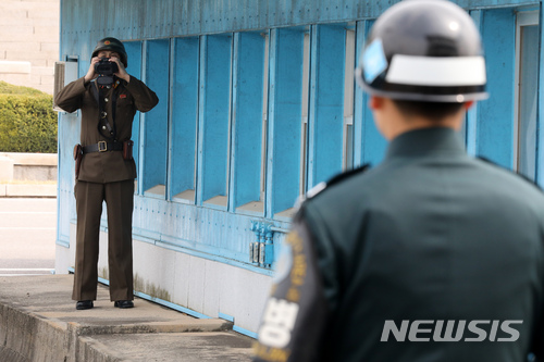 【파주=뉴시스】박진희 기자 = 북한군 경비병이 3월 28일 경기도 파주시 비무장지대 내 판문점 공동경비구역(JSA) 북측 지역에서 남측을 관측하고 있다. 2018.07.12pak7130@newsis.com