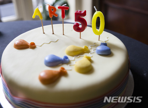 【브뤼셀=AP/뉴시스】지난해 3월 29일 벨기에 브뤼셀에서 영국 독립당 관계자들이 유럽연합 탈퇴에 관한 리스본조약 50조 발동을 축하하기 위한 케이크를 전시해놓고 있는 모습. 2018.03.29
