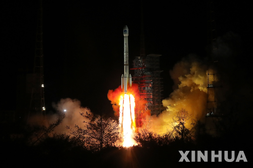 【시창=신화/뉴시스】중국 우주당국은 30일 쓰촨성 시창 위성발사센터에서 베이더우-3 항법위성 2기를 창정 3호B 운반로켓에 실어 발사했다. 2018.03.30