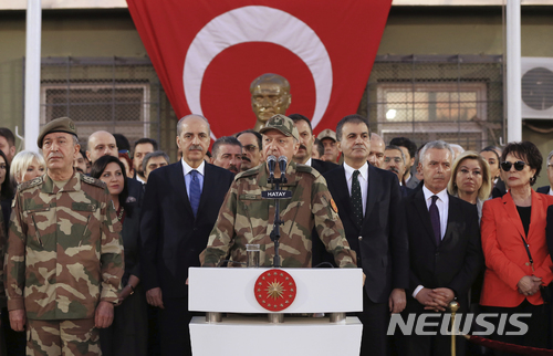 【레이한리=AP/뉴시스】레제프 타이이프 에르도안 터키 대통령(가운데)이 1일(현지시간) 터키와 시리아 접경 지역 레이한리 인근에 주둔하고 있는 군부대를 방문해 군장성, 장관들 앞에서 군복 차림으로 연설하고 있다. 2018.4.2.