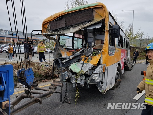 【울산=뉴시스】안정섭 기자 = 5일 오전 울산 북구 아산로에서 133번 시내버스가 도로변 자동차공장 담벼락을 들이받고 전도된 가운데 울산소방본부가 크레인을 이용해 버스를 옮기고 있다. 2018.04.05. yohan@newsis.com