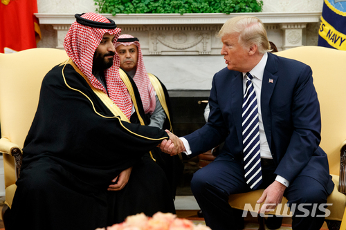 【AP/뉴시스】 사우디의 모하메드 빈 살만 왕세자가 지난 3월 20일 미국에 도착한 후 백악관에서 도널드 트럼프대통령과 만나 회담을 가졌다. 사우디는 이 날 트럼프 정부와 13억 달러에 달하는 무기 수입 계약을 맺었다.   