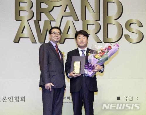 【서울=뉴시스】'제7회 코리아 탑 브랜드 어워즈(Korea Top Brand Awards)' 시상식. 2018.04.11. (사진 = 국민건강보험공단 제공) photo@newsis.com