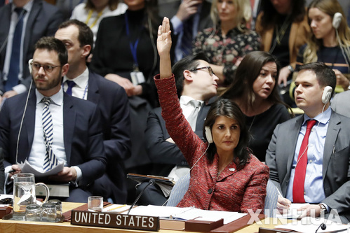 【유엔본부=신화/뉴시스】니키 헤일리 유엔주재 미 대사(오른쪽)가 10일 유엔 안보리에서 시리아에서 자행된 화학무기 공격 조사를 위한 조사단 구성을 촉구하는 미국 주도 결의안에 대한 표결에서 손을 찬성하고 있다. 이 결의안은 그러나 러시아의 거부권 행사로 채택되지 못했다. 2018.4.11