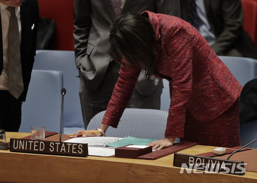 【뉴욕=AP/뉴시스】10일(현지시간) 유엔 안전보장이사회 회의에서 니키 헤일리 유엔 주재 미국 대사가 자리에서 일어나 문서를 읽고 있다. 2018.4.11.