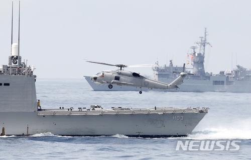 【쑤아오 해군기지(대만)=AP/뉴시스】대만 해군의 S70 헬리콥터 1대가 13일 대만 일란(宜蘭)현의 쑤아오(蘇澳) 해군기지 인근 대만해협에서 실시되는 군사훈련에 참가한 페리급 프리깃함으로부터 이륙하고 있다. 대만군은 다음주 중국군의 군사훈련을 앞두고 대만해협 방어 능력을 보여주기 위해 잠수함과 해군함, 전투기 등을 동원한 군사훈련에 돌입했다. 2018.4.13